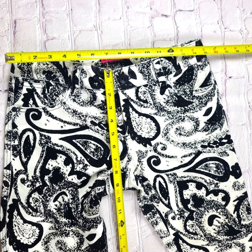 Alice + Olivia Women's 4 Black and White Paisley Cropped Ankle Pants - Picture 9 of 16